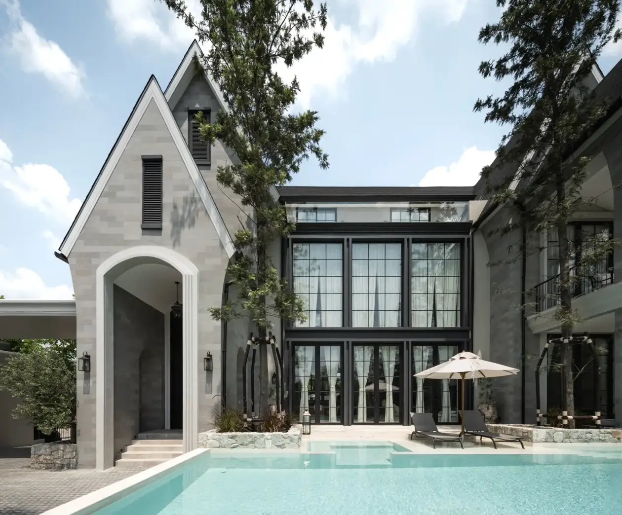 ผลงานออกแบบบ้านพักอาศัย K.Jung Residence กรุงเทพฯ โดย Grid Architect โดดเด่นด้วยสถาปัตยกรรมบ้านร่วมสมัย โครงสร้างกระจกขนาดใหญ่ ช่องเปิดสูง และองค์ประกอบเส้นสายที่สร้างความหรูหราแบบเรียบง่าย